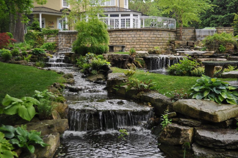 paysagiste-CALLAS-min_landscaping-rock-louisville-ky-traditional-landscape-and-boulders-brick-wall-bushes-grass-koi-law